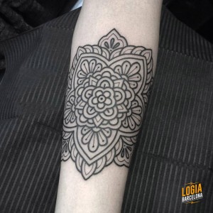 tatuaje_antebrazo_ornamental_geometrico_Logia_Barcelona_Willian_Spindola     